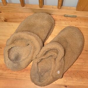 ❤️‍🔥10/$10❤️‍🔥 CROCS Tan Sherpa Fuzzy Slippers Size 10